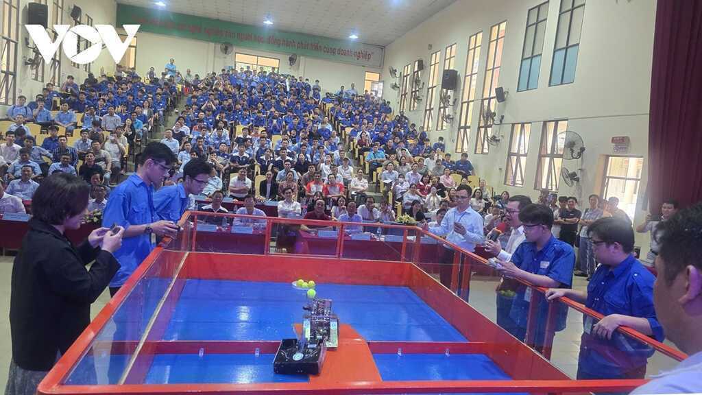 Màn so tài robot
