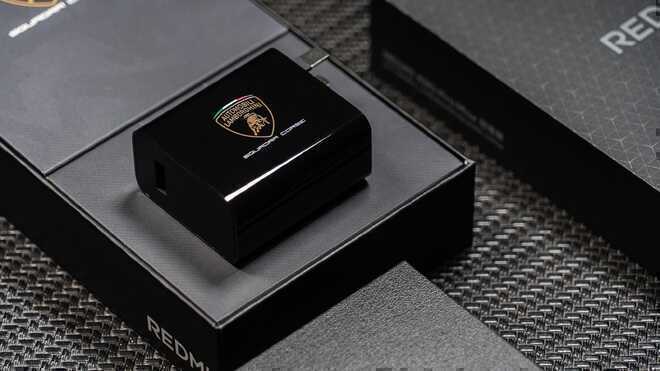 Ảnh thực tế điện thoại Lamborghini "Pro Max" của Xiaomi vừa ra mắt- Ảnh 10. Ảnh thực tế điện thoại Lamborghini "Pro Max" của Xiaomi vừa ra mắt- Ảnh 10.