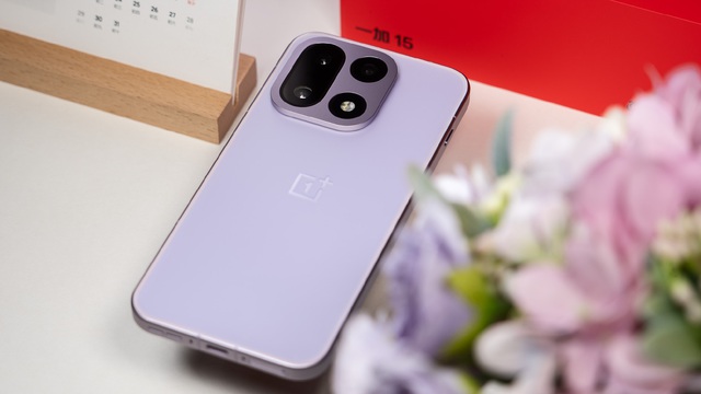 OnePlus 15 ra mắt: Màn hình 165Hz, chip Snapdragon 8 Elite Gen 5, pin 7.300mAh, giá 14,8 triệu đồng- Ảnh 7. OnePlus 15 ra mắt: Màn hình 165Hz, chip Snapdragon 8 Elite Gen 5, pin 7.300mAh, giá 14,8 triệu đồng- Ảnh 7.
