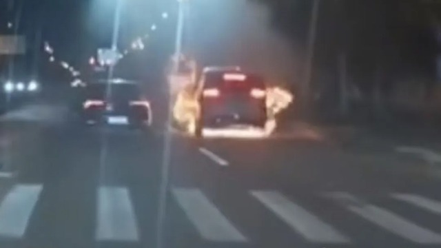 Xe ô tô điện Trung Quốc bất ngờ bốc cháy chỉ còn trơ khung thép khi đang chạy mà không hề có va chạm!