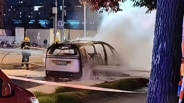 Xe ô tô điện Trung Quốc bất ngờ bốc cháy chỉ còn trơ khung thép khi đang chạy mà không hề có va chạm!- Ảnh 5. Xe ô tô điện Trung Quốc bất ngờ bốc cháy chỉ còn trơ khung thép khi đang chạy mà không hề có va chạm!- Ảnh 5.