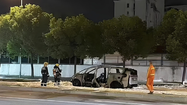 Xe ô tô điện Trung Quốc bất ngờ bốc cháy chỉ còn trơ khung thép khi đang chạy mà không hề có va chạm!- Ảnh 6. Xe ô tô điện Trung Quốc bất ngờ bốc cháy chỉ còn trơ khung thép khi đang chạy mà không hề có va chạm!- Ảnh 6.