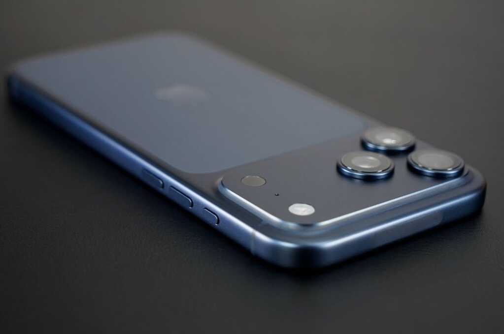iPhone 17 Pro Max xanh dam.png