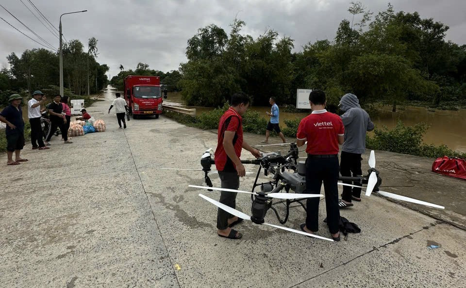 Viettel Post dùng drone chuyển thuốc kịp thời cứu cháu bé 2 tuổi trong vùng lũ