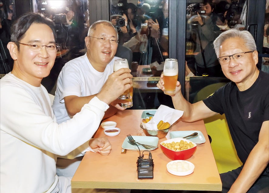 11 giây viral nhất lúc này của Chủ tịch Samsung