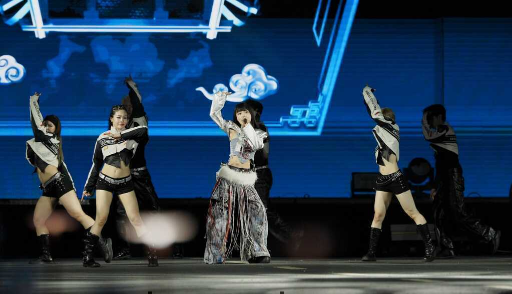 Nhìn lại những màn trình diễn ấn tượng tại Gala Better Choice Awards 2025: Bữa tiệc âm thanh, ánh sáng đầy màu sắc- Ảnh 4. Nhìn lại những màn trình diễn ấn tượng tại Gala Better Choice Awards 2025: Bữa tiệc âm thanh, ánh sáng đầy màu sắc- Ảnh 4.
