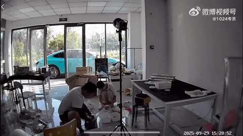 Xe điện Xiaomi tự động di chuyển, iPhone 15 Pro Max có liên quan?