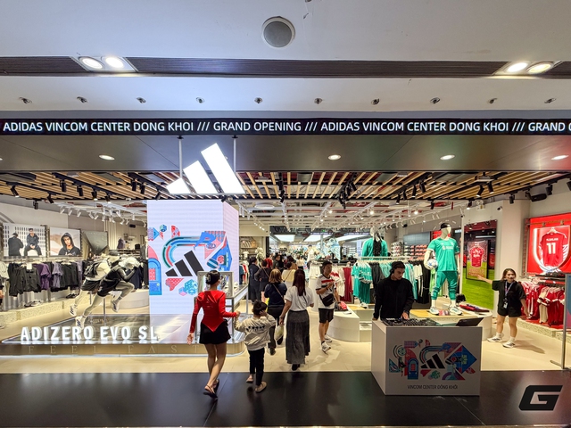 Cận cảnh cửa hàng mới khai trương đậm chất Việt của adidas