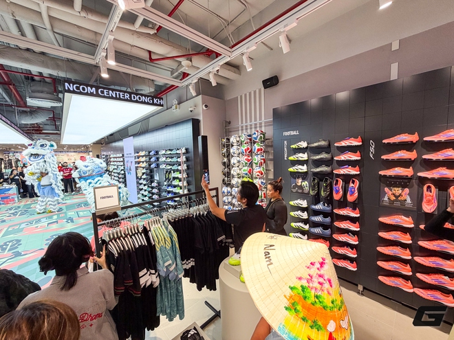 Cận cảnh cửa hàng mới khai trương đậm chất Việt của adidas- Ảnh 17. Cận cảnh cửa hàng mới khai trương đậm chất Việt của adidas- Ảnh 17.