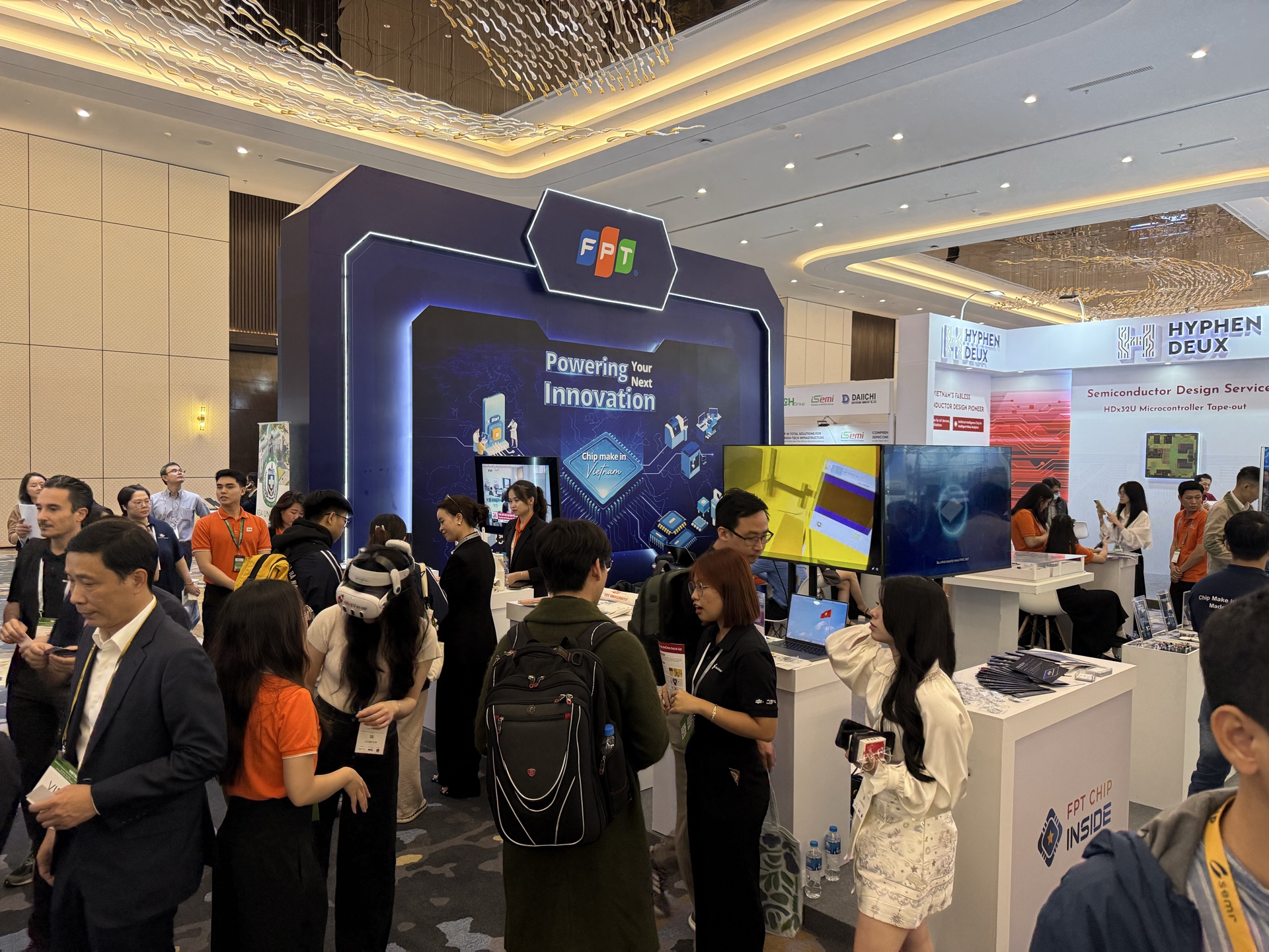 FPT được vinh danh Doanh nghiệp Bán dẫn xuất sắc Việt Nam 2025