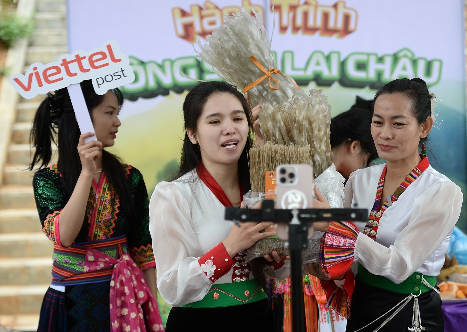 Khoai sâm, miến dong lên TikTok tiêu thụ cả tấn sau phiên livestream