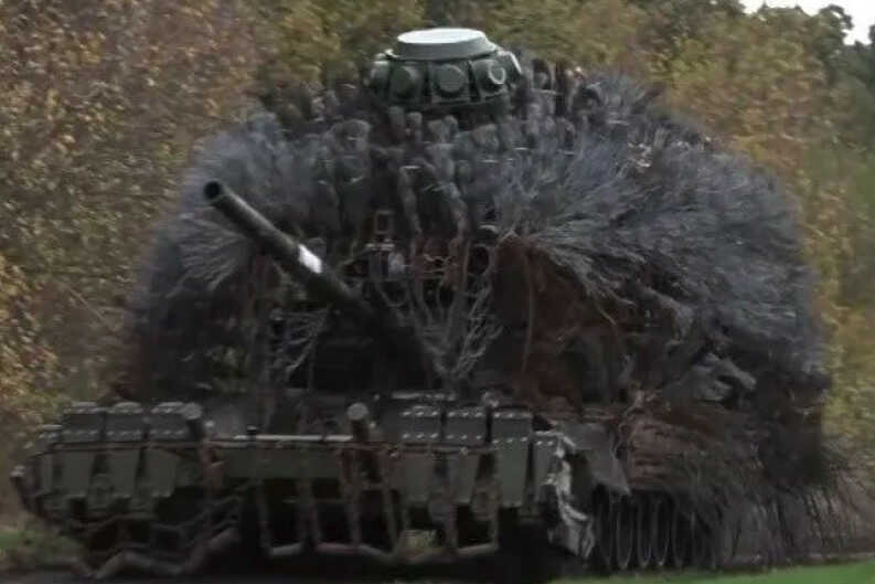 Độc đáo công nghệ ‘lông nhím’ biến xe tăng Nga thành ‘quái vật bất tử’, ‘xé xác’ drone Ukraine từ xa