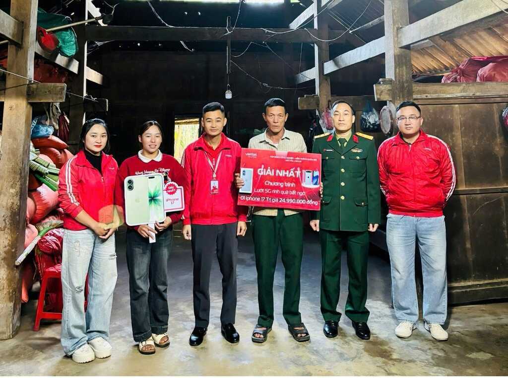 Trao iPhone 17 cho người đàn ông báo công an vì tưởng bị lừa trúng thưởng