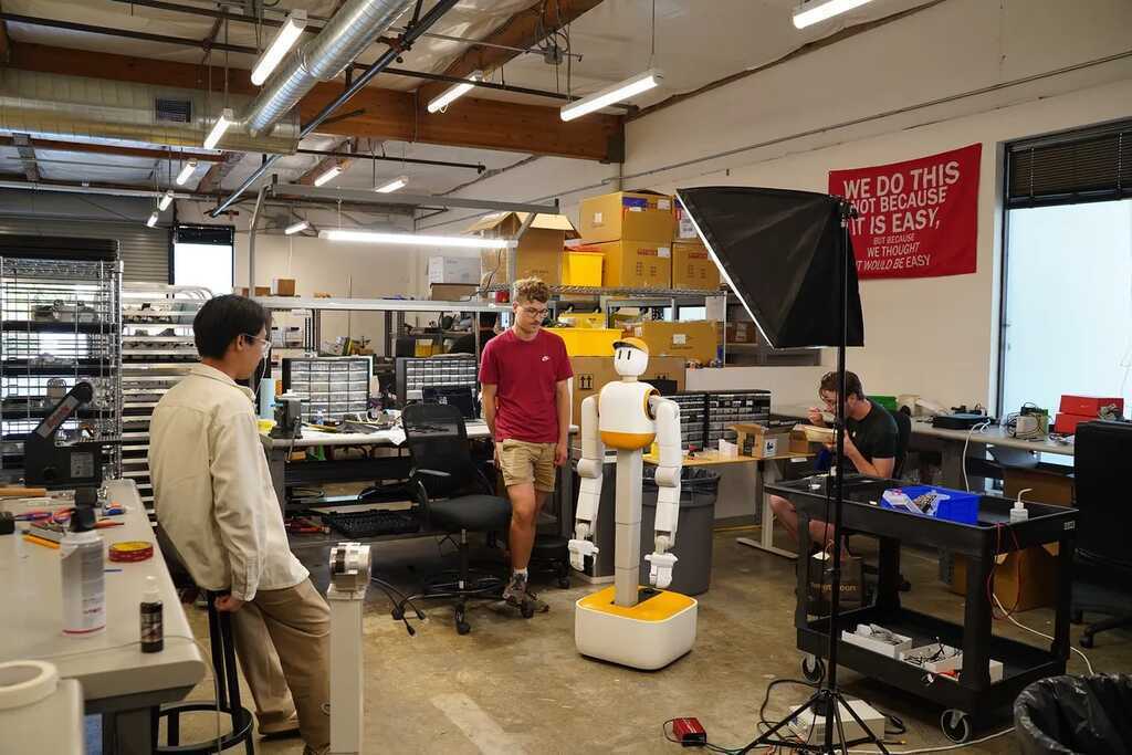 Robot gia đình "biết việc", tự dọn bàn, rửa bát và pha cà phê