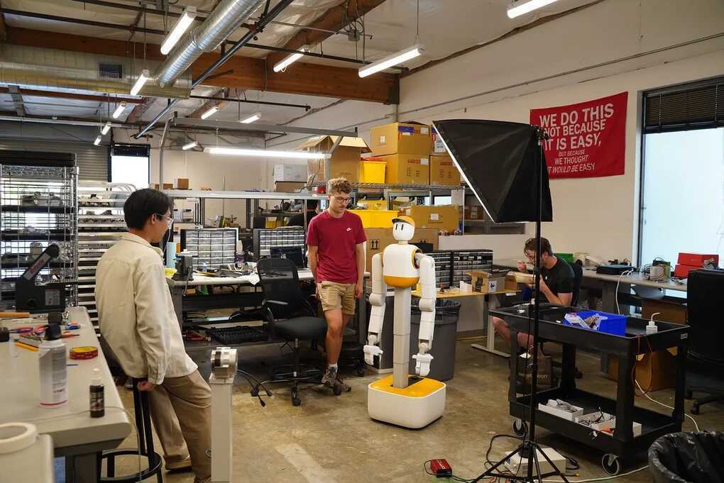 Robot gia đình biết việc, tự dọn bàn, rửa bát và pha cà phê - 1