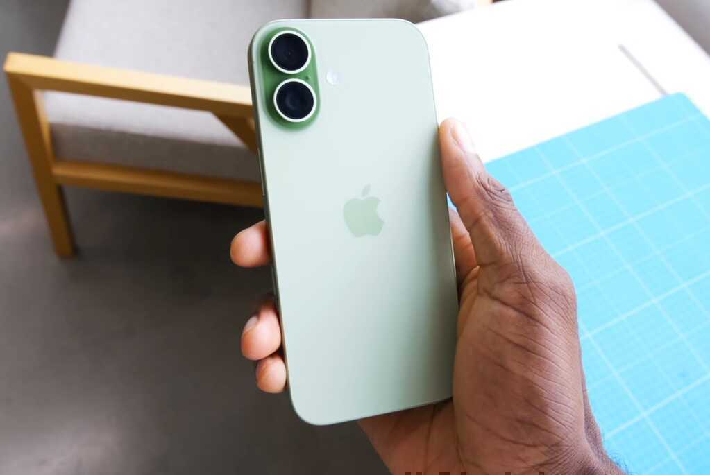 MKBHD công bố 10 smartphone của năm 2025: Vắng bóng S25 Ultra, iPhone nhận cả giải tiến bộ nhất và thất vọng nhất