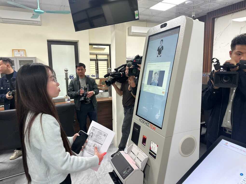 Xã đầu tiên ở Hưng Yên vận hành robot AI trong thủ tục hành chính