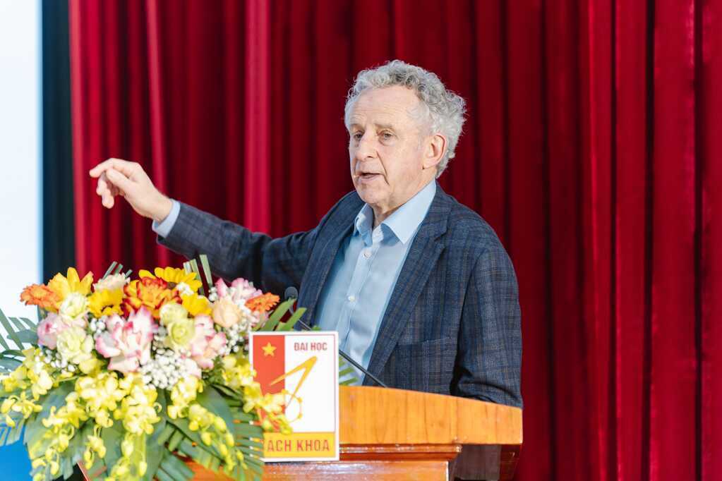 Học giả hơn 140 bằng sáng chế tiết lộ nguyên lý tự nhiên giúp tạo ra OLED