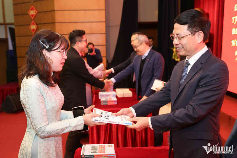 Lãnh đạo Bộ TT&TT tặng sách dịp đầu xuân năm mới