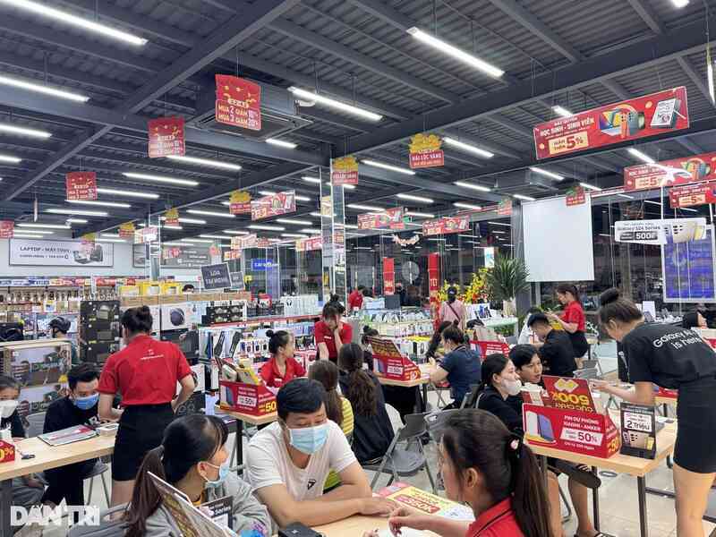 Vía Thần Tài: Cửa hàng điện thoại mở thưởng bốc thăm trúng vàng
