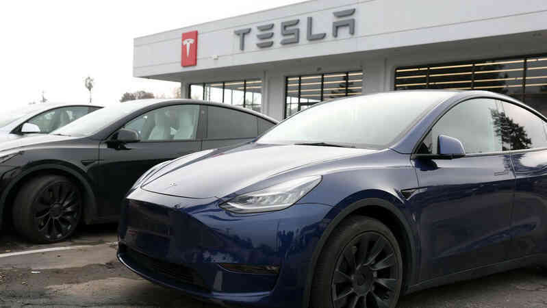 Tổng thống Mỹ Trump đẩy Tesla và Elon Musk vào thế lưỡng nan như thế nào?