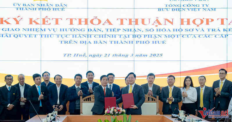 Nhân viên bưu điện hỗ trợ người dân Huế sử dụng dịch vụ công trực tuyến