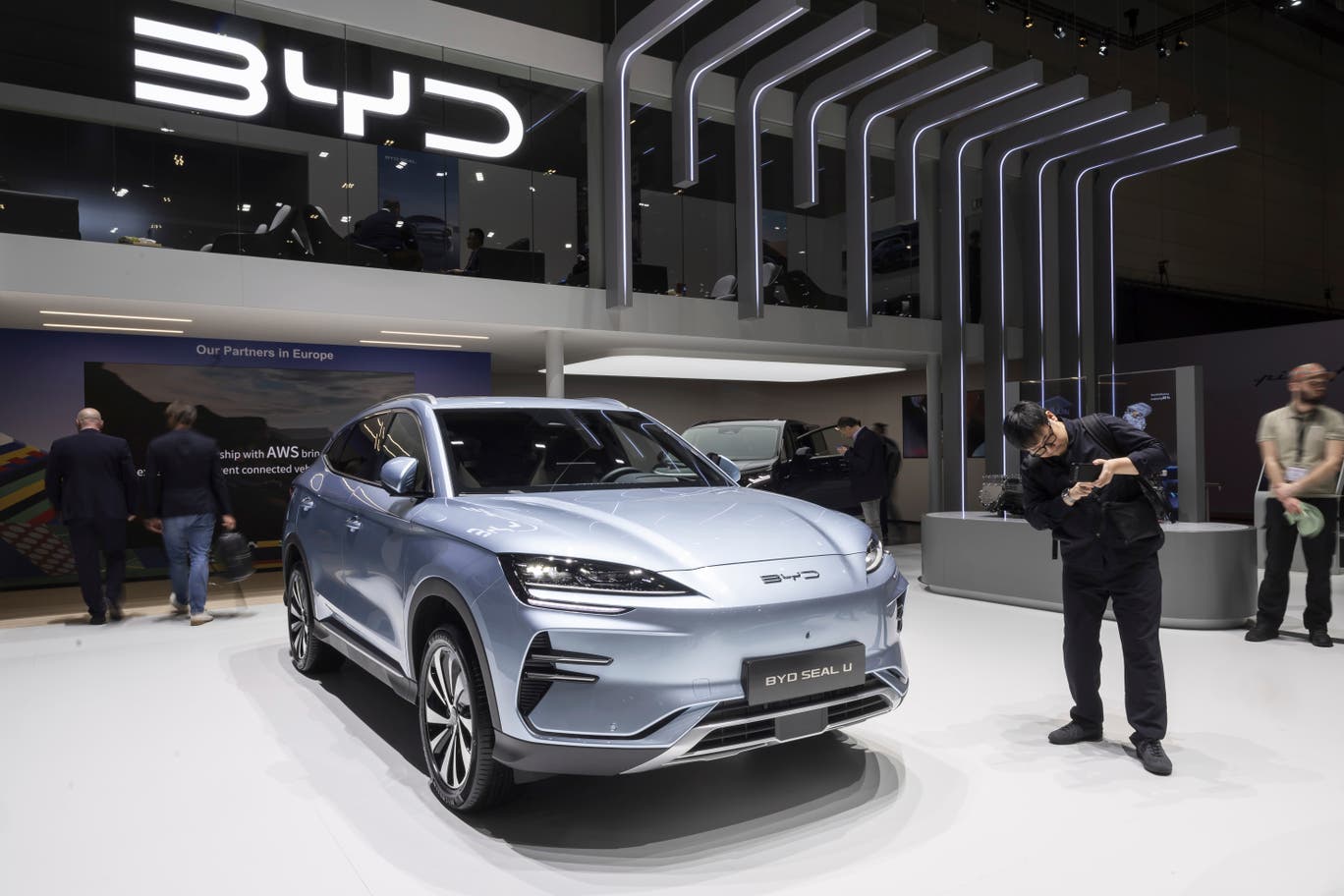 "Búng tay" có ngay xe điện giá rẻ của Trung Quốc nhưng cái giá phải trả có thật sự rẻ?