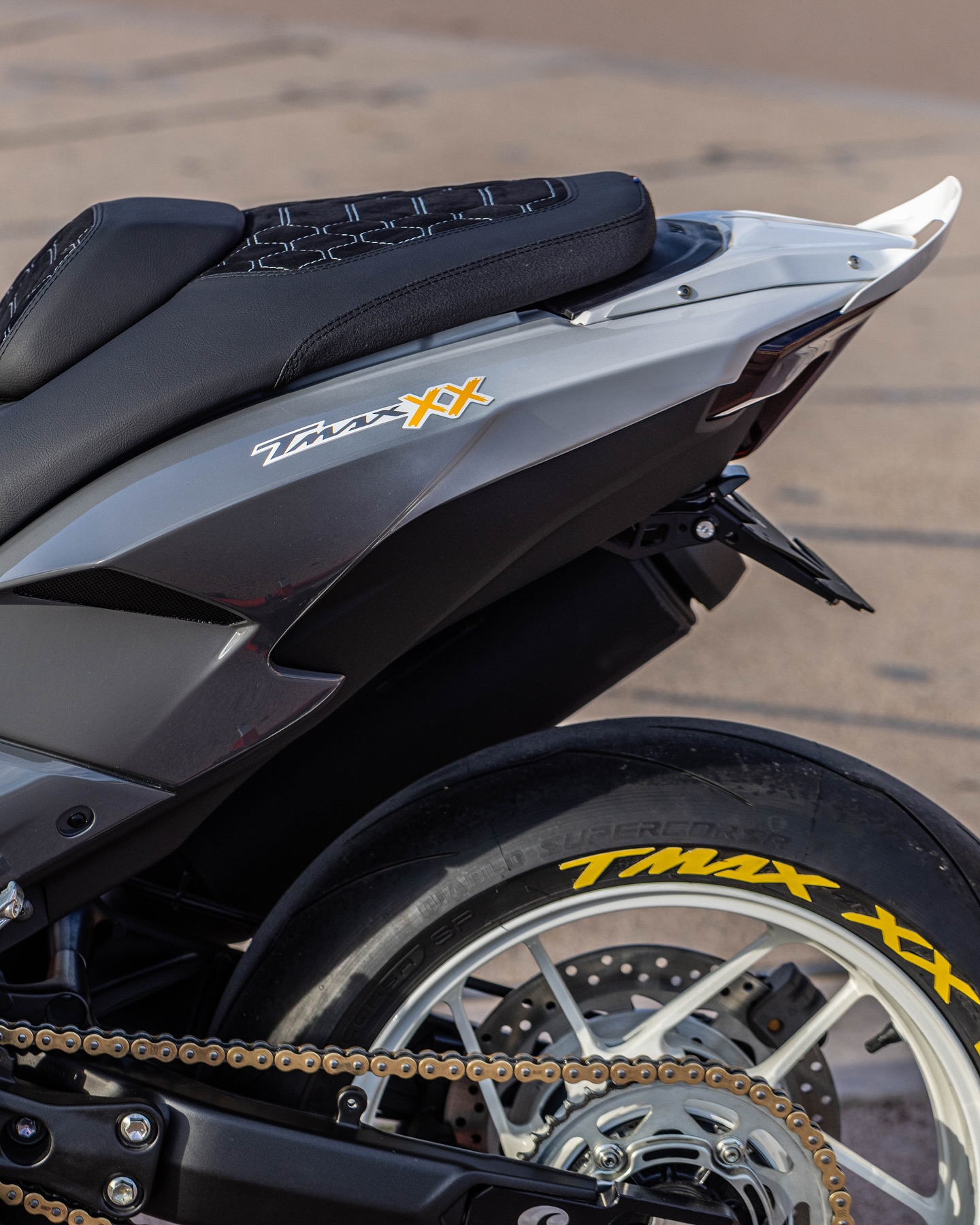 Mẫu xe tay ga 'khủng' nhất của nhà Yamaha được lột xác với diện mạo hoàn toàn mới- Ảnh 4. Mẫu xe tay ga 'khủng' nhất của nhà Yamaha được lột xác với diện mạo hoàn toàn mới- Ảnh 4.