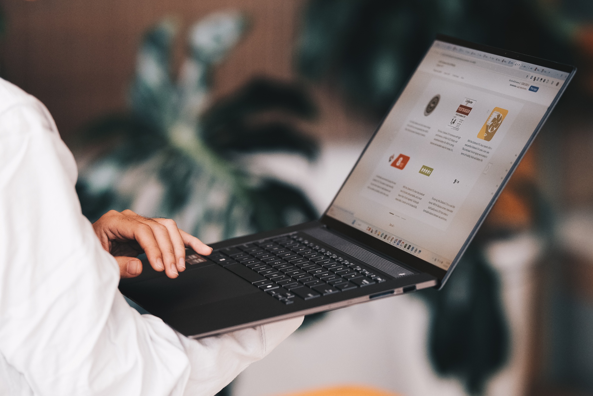 Ra mắt laptop AI 16-inch trọng lượng chỉ 1.5Kg, màn hình Lumina OLED 3K, chip AMD Ryzen AI
