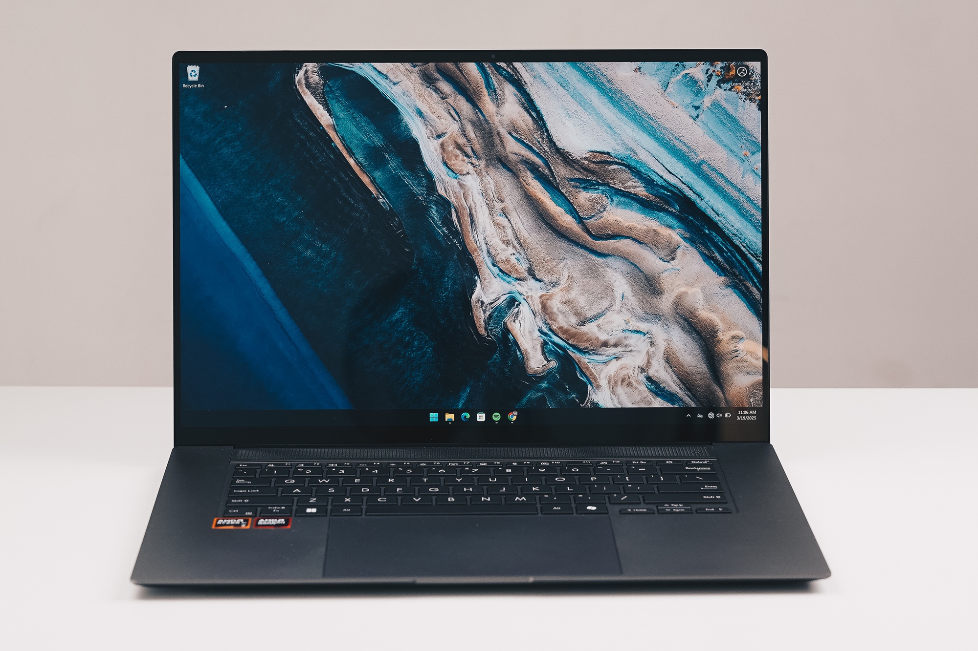 Ra mắt laptop AI 16-inch trọng lượng chỉ 1.5Kg, màn hình Lumina OLED 3K, chip AMD Ryzen AI- Ảnh 2. Ra mắt laptop AI 16-inch trọng lượng chỉ 1.5Kg, màn hình Lumina OLED 3K, chip AMD Ryzen AI- Ảnh 2.