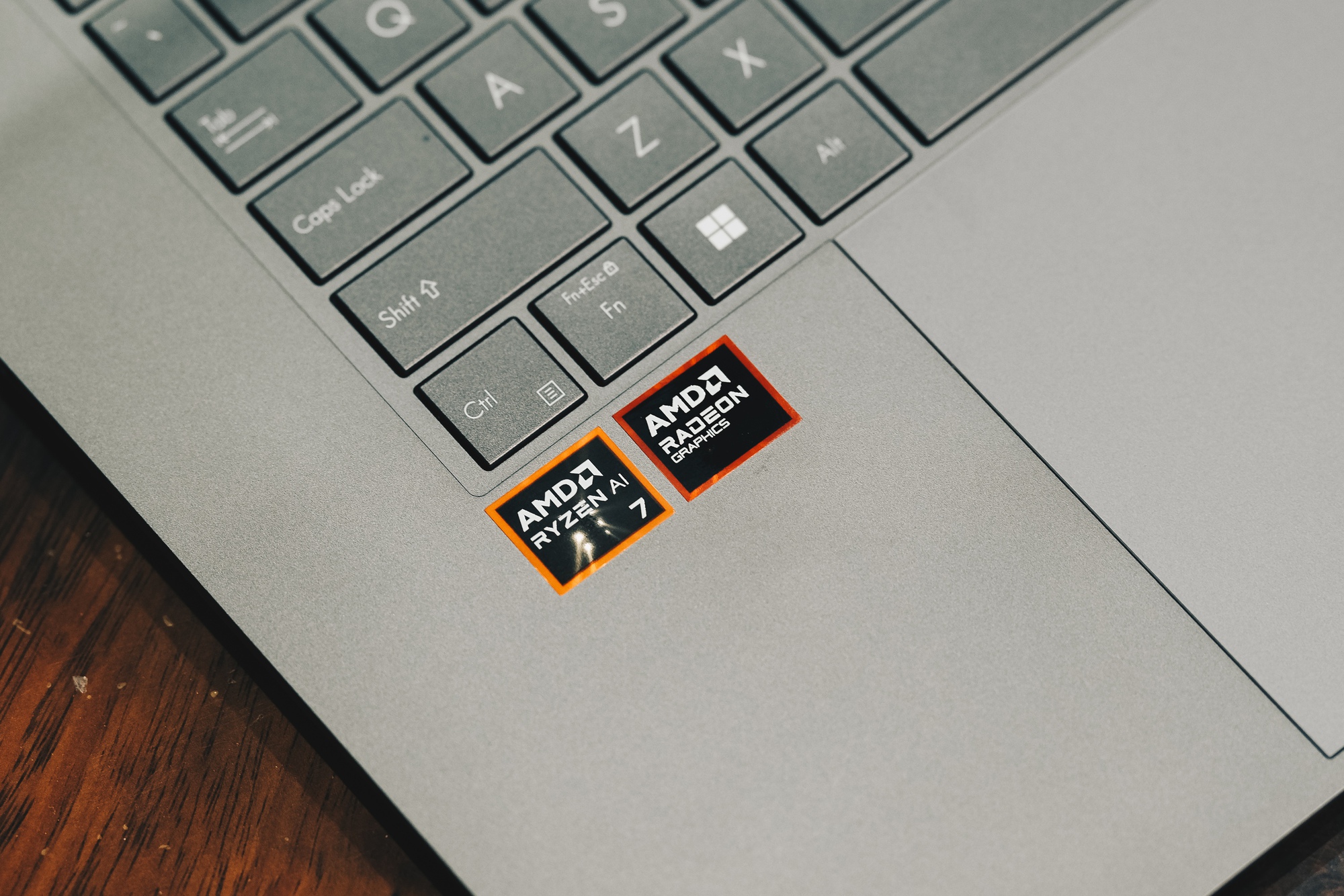 Ra mắt laptop AI 16-inch trọng lượng chỉ 1.5Kg, màn hình Lumina OLED 3K, chip AMD Ryzen AI- Ảnh 3. Ra mắt laptop AI 16-inch trọng lượng chỉ 1.5Kg, màn hình Lumina OLED 3K, chip AMD Ryzen AI- Ảnh 3.