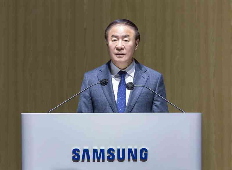 Hệ thống CEO kép của Samsung bị đặt câu hỏi