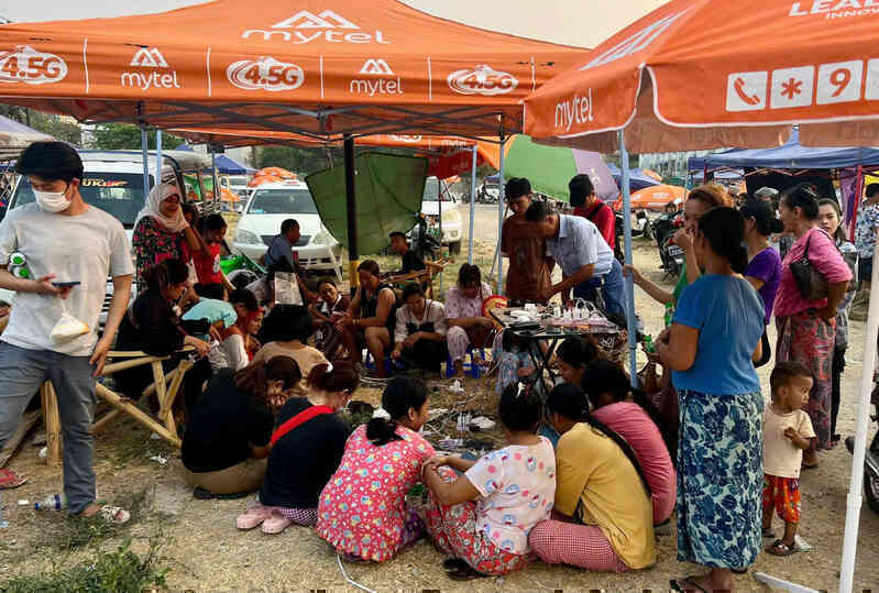 Nhân viên Viettel thức trắng đêm dựng lều bạt, hỗ trợ người dân Myanmar