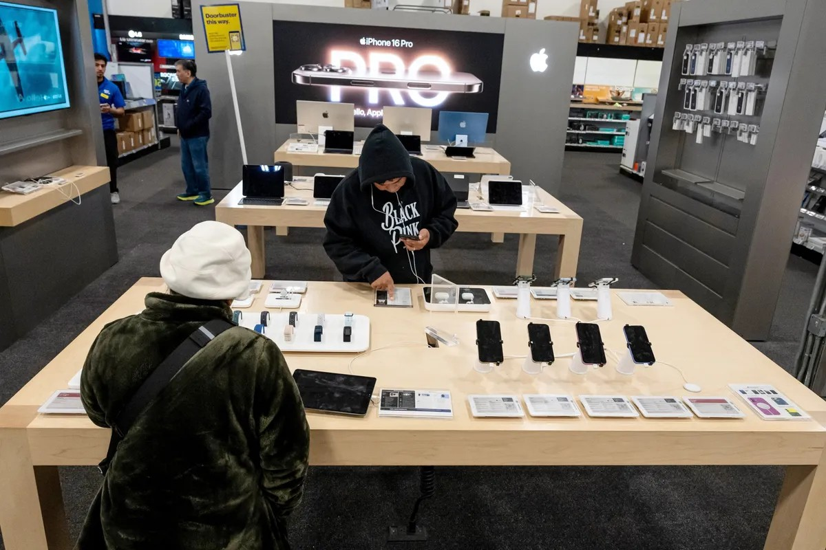 Ông Trump miễn thuế đối ứng với smartphone, máy tính, chip