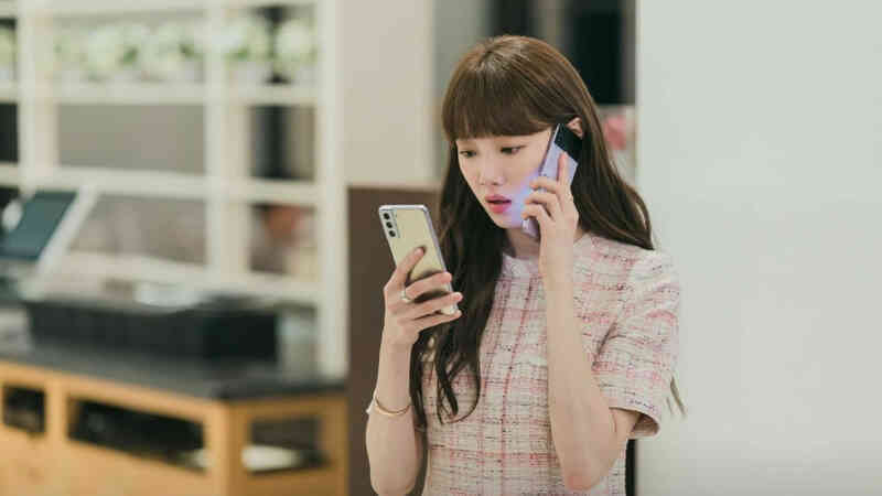 Không nên áp sát điện thoại vào tai khi nghe gọi