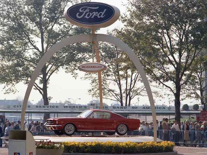 Tại sao Ford Mustang, chiếc xe được giới thiệu tại một hội chợ lại có thể định hình lại cả nền công nghiệp ô tô Hoa Kỳ?
