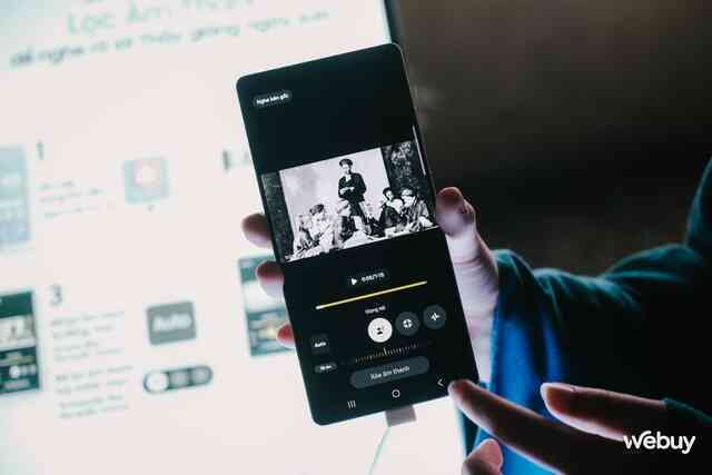 Tưởng chỉ là tour trải nghiệm, ai ngờ Galaxy AI khiến Gen Z nghiêm túc trở lại với Văn Miếu- Ảnh 4. Tưởng chỉ là tour trải nghiệm, ai ngờ Galaxy AI khiến Gen Z nghiêm túc trở lại với Văn Miếu- Ảnh 4.