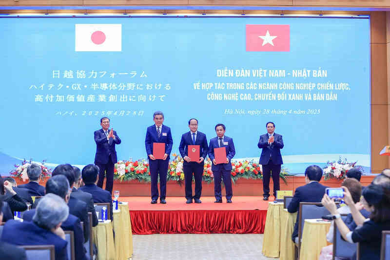Thủ tướng đề nghị Nhật Bản đồng hành trong các ngành công nghiệp chiến lược