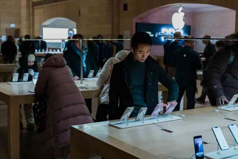 Apple ‘oằn mình’ trước thuế quan mới của ông Donald Trump