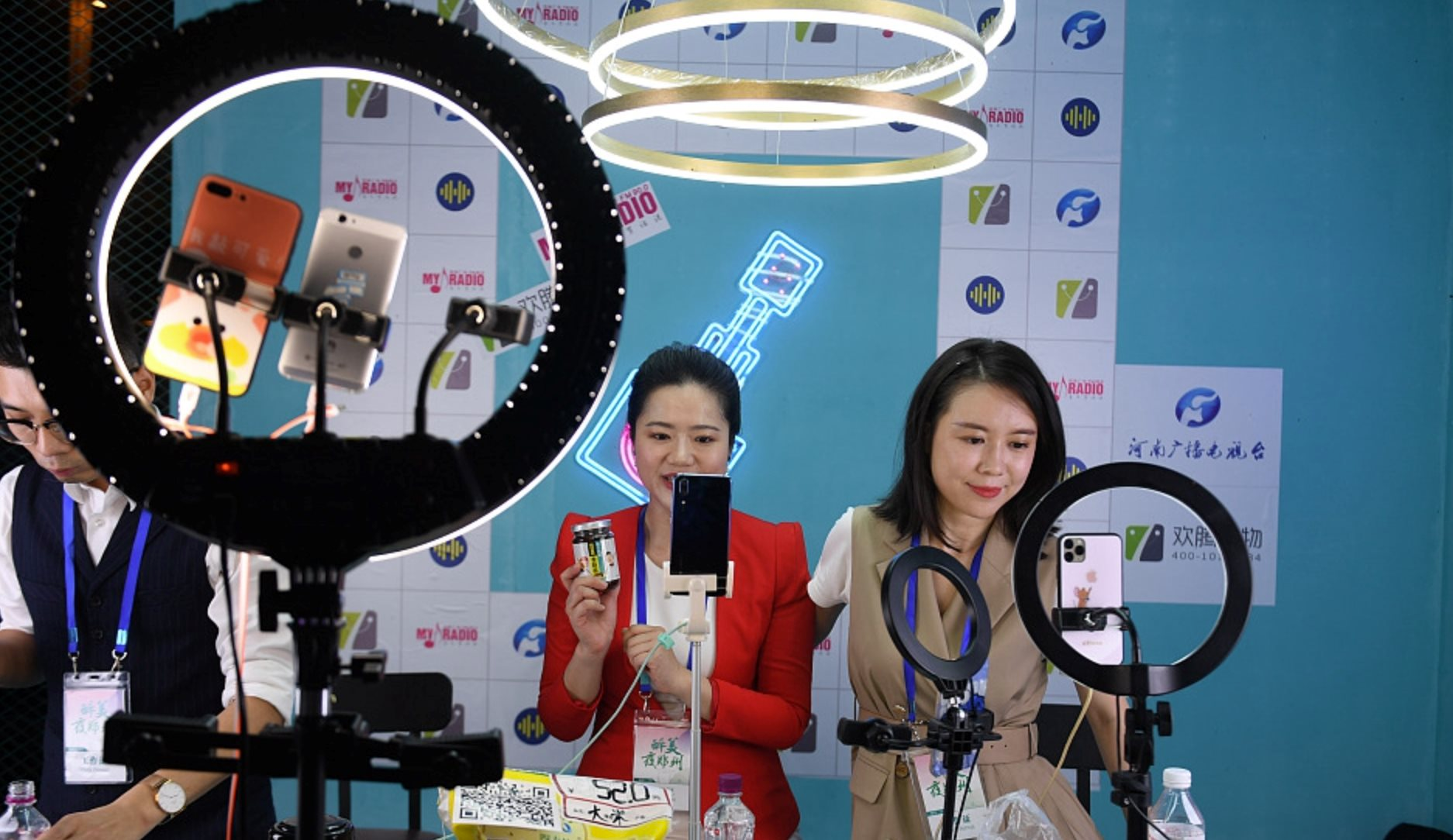 Bong bóng livestream Trung Quốc nổ tung: Nói khô cổ cả tháng không bán được sản phẩm nào, ngành công nghiệp tỷ USD bỗng trở thành ‘lò lừa đảo’‘