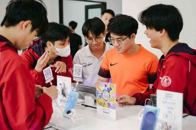 Hàng trăm bạn trẻ hào hứng nhận "hành trang AI" từ chuyên gia tại Galaxy Campus Tour Đại Học Bách Khoa Hà Nội- Ảnh 2. Hàng trăm bạn trẻ hào hứng nhận "hành trang AI" từ chuyên gia tại Galaxy Campus Tour Đại Học Bách Khoa Hà Nội- Ảnh 2.