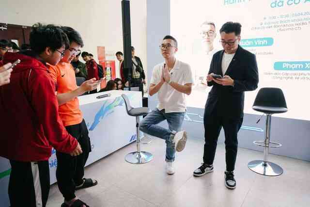 Hàng trăm bạn trẻ hào hứng nhận "hành trang AI" từ chuyên gia tại Galaxy Campus Tour Đại Học Bách Khoa Hà Nội- Ảnh 5. Hàng trăm bạn trẻ hào hứng nhận "hành trang AI" từ chuyên gia tại Galaxy Campus Tour Đại Học Bách Khoa Hà Nội- Ảnh 5.