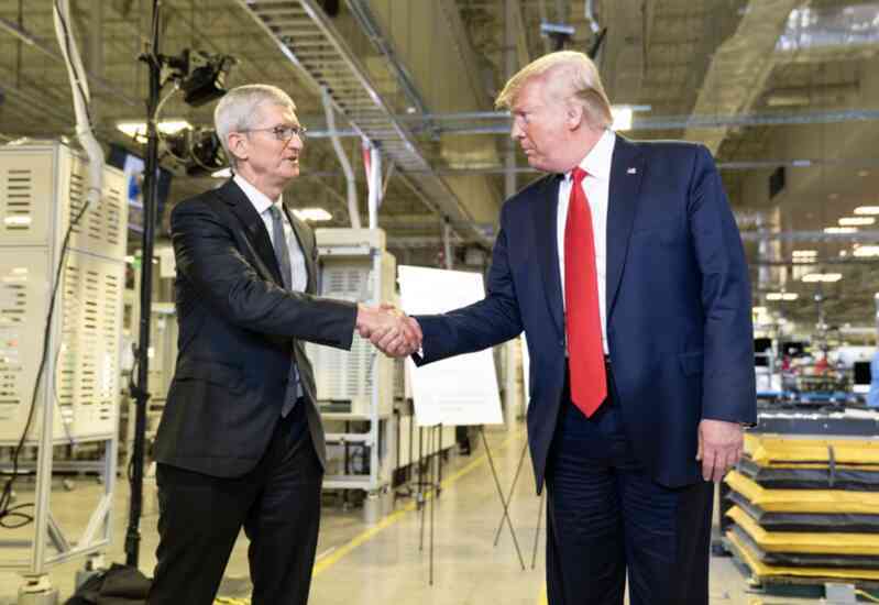 Ông Trump ‘tuyệt đối’ tin tưởng Mỹ có thể sản xuất iPhone