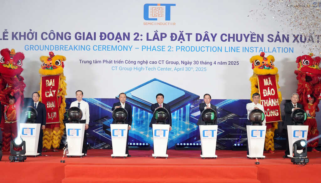 Khoi cong nha may san xuat chip .JPG