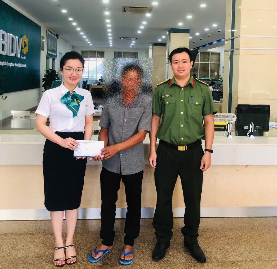 Người đàn ông chuyển tiền vào STK 8640052108 của một công ty, nhân viên BIDV thấy bất thường liền báo công an, tạm khoá chiều ghi nợ