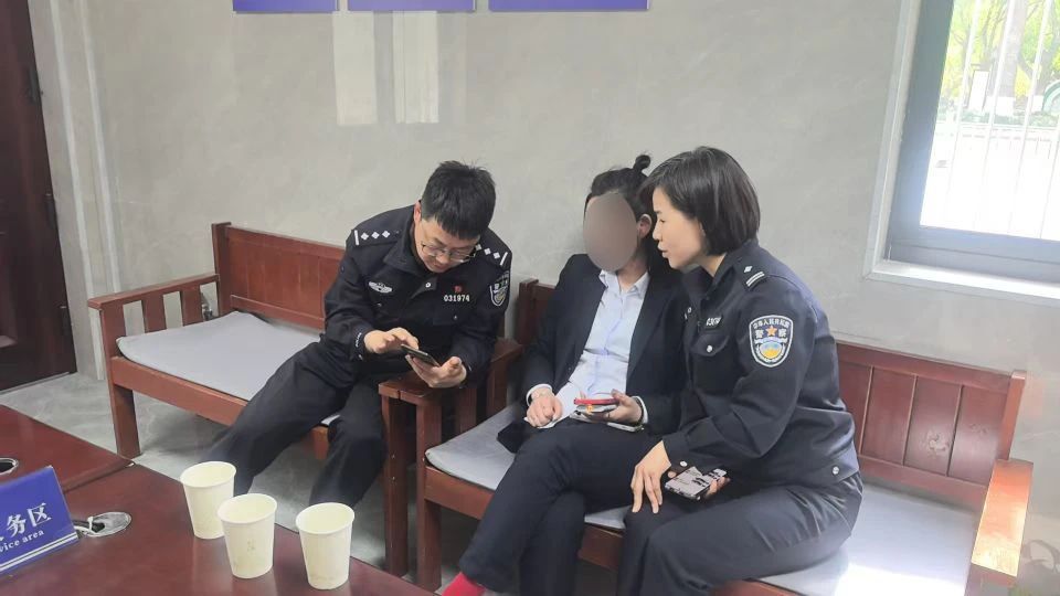 Ra ngân hàng rút hơn 500 triệu đồng từ tài khoản, người phụ nữ bất ngờ bị cảnh sát "mời" ngay về đồn