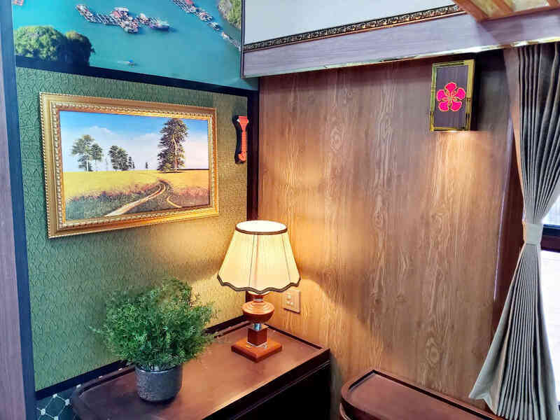 Đoàn tàu "quý tộc" lần đầu lăn bánh ở Hải Phòng: Nội thất sang xịn, nhạc công biểu diễn, giá rẻ bất ngờ- Ảnh 2. Đoàn tàu "quý tộc" lần đầu lăn bánh ở Hải Phòng: Nội thất sang xịn, nhạc công biểu diễn, giá rẻ bất ngờ- Ảnh 2.