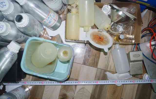 Rùng mình cách pha chế những chai nước hoa giả “Made in Dubai”: Trộn hoá chất bằng máy đánh trứng, chiết bằng ống bơm xi lanh- Ảnh 3. Rùng mình cách pha chế những chai nước hoa giả “Made in Dubai”: Trộn hoá chất bằng máy đánh trứng, chiết bằng ống bơm xi lanh- Ảnh 3.