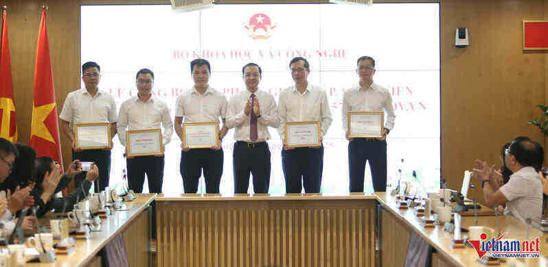 W-Thứ trưởng Phạm Đức Long trao kỷ niệm chương cho các doanh nghiệp có sản phẩm, giải pháp được công bố.JPG.jpg