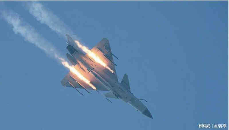 Tiêm kích J 10C đang phóng tên lửa PL 15.jpg